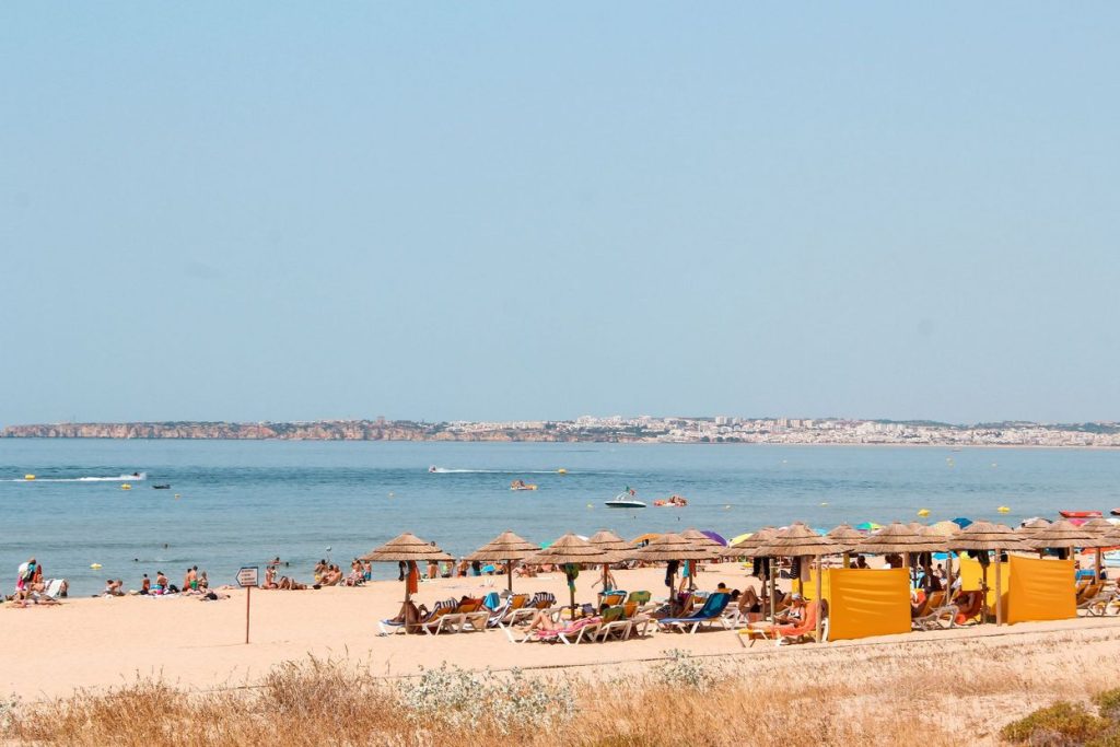palhotas no areal da Praia da Torralta em Portimão