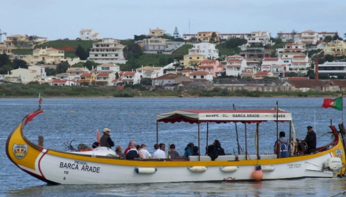 imagem da Barca Arade no rio