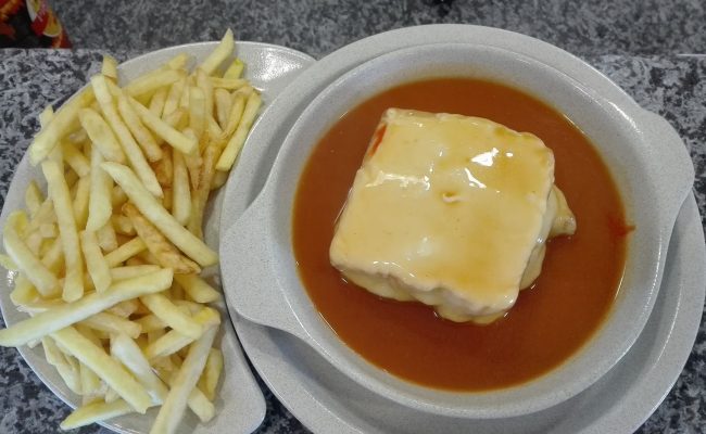 Francesinha no Snack Bar Brutal