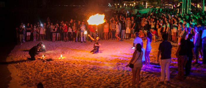 espectaculo nocturno na praia no Nosolo água