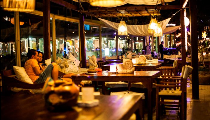 Casal no Nosolo água à noite