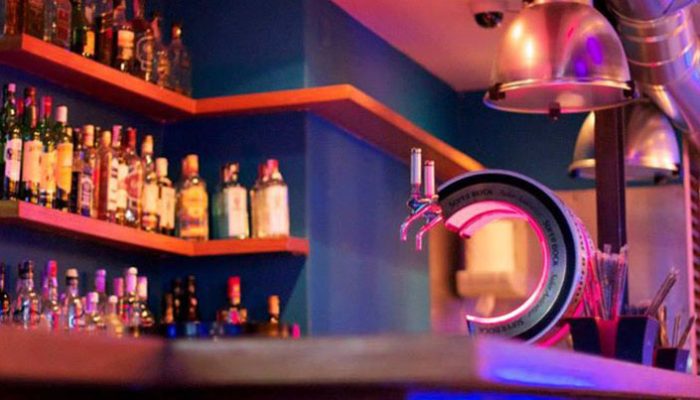 Prateleiras no Outro Bar em Portimão