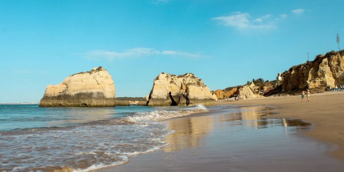 Vista das Rochas na Praia dos Três Castelos em Portimão