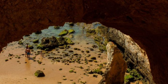 Gruta na Praia do Alemão em Portimão