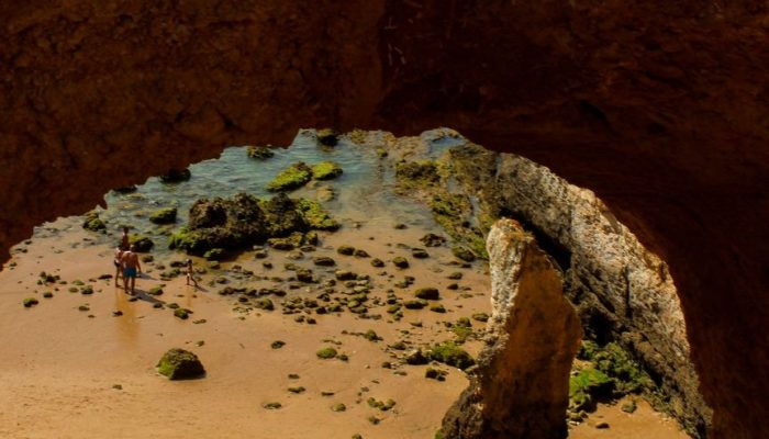 Gruta na Praia do Alemão em Portimão