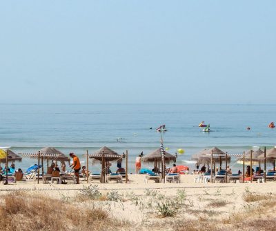 sobrinhas em areal na Praia da Torralta em Portimão