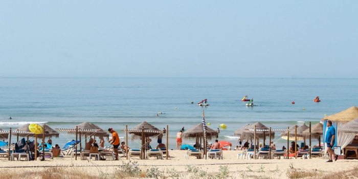sobrinhas em areal na Praia da Torralta em Portimão