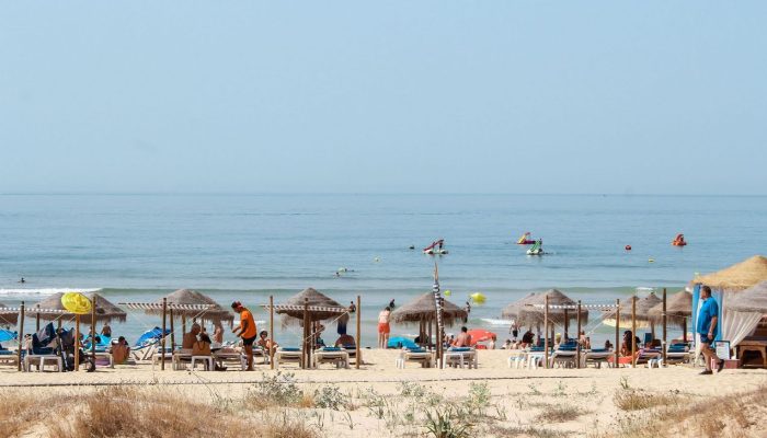 sobrinhas em areal na Praia da Torralta em Portimão