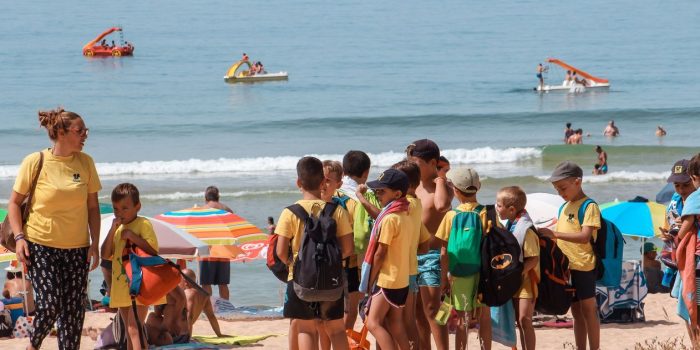 banhistas na Praia da Torralta em Portimão