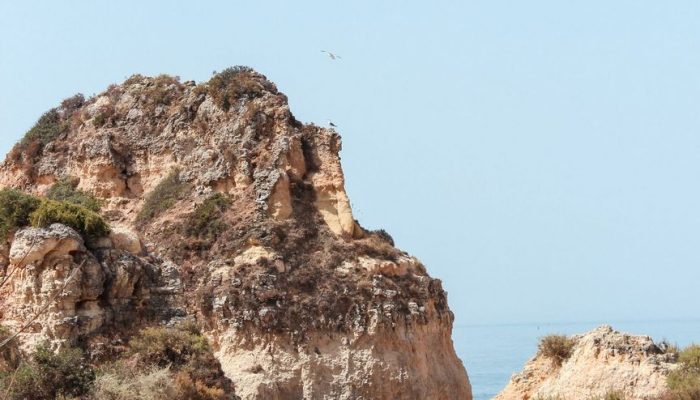 rochedos na Praia dos três irmãos em Portimão