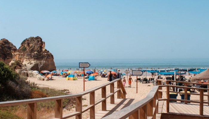 Passadiço na Praia dos três irmãos em Portimão