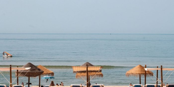 palhotas e espreguiçadeiras na Praia da Torralta em Portimão