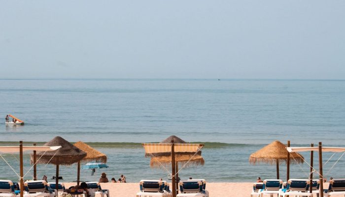 palhotas e espreguiçadeiras na Praia da Torralta em Portimão