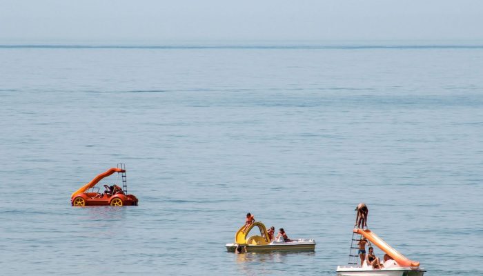 banhistas da Praia da Torralta em Portimão
