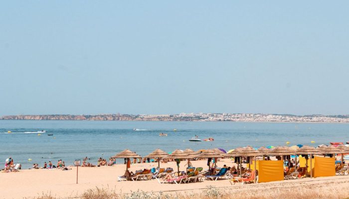 palhotas no areal da Praia da Torralta em Portimão