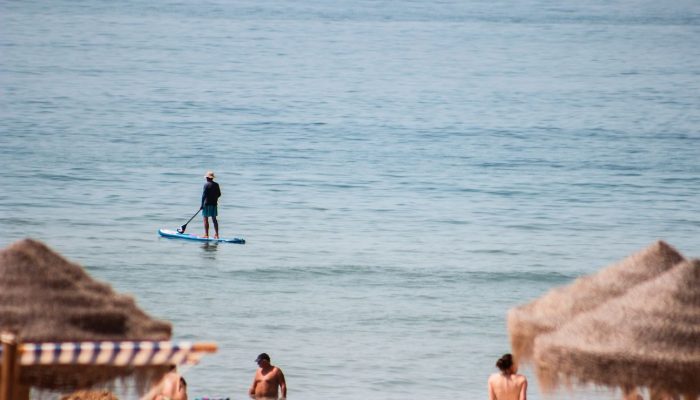 banhistas da Praia da Torralta em Portimão
