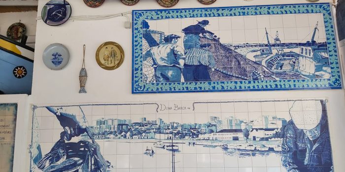 parede de azulejos no restaurante dona barca