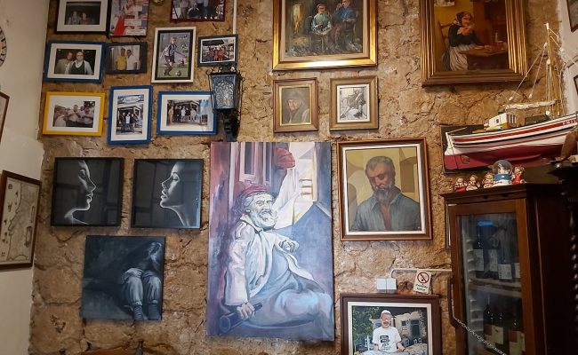 parede de quadros no restaurante Dona Barca