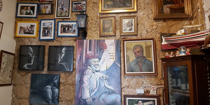 parede de quadros no restaurante Dona Barca