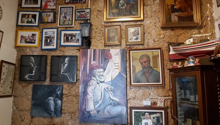 parede de quadros no restaurante Dona Barca