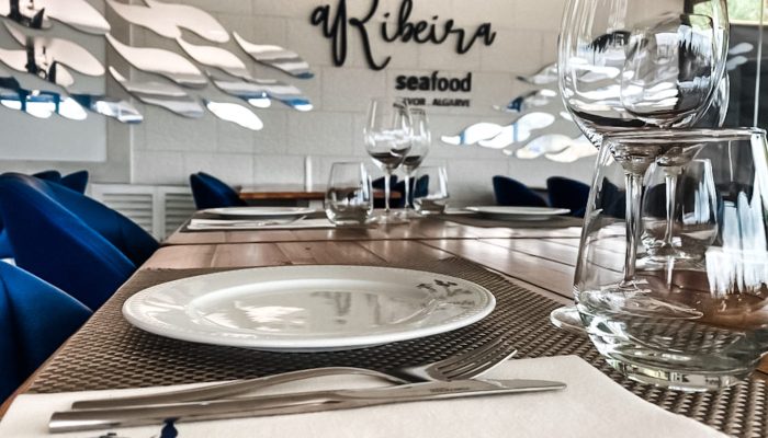 mesa no restaurante a ribeira em Alvor